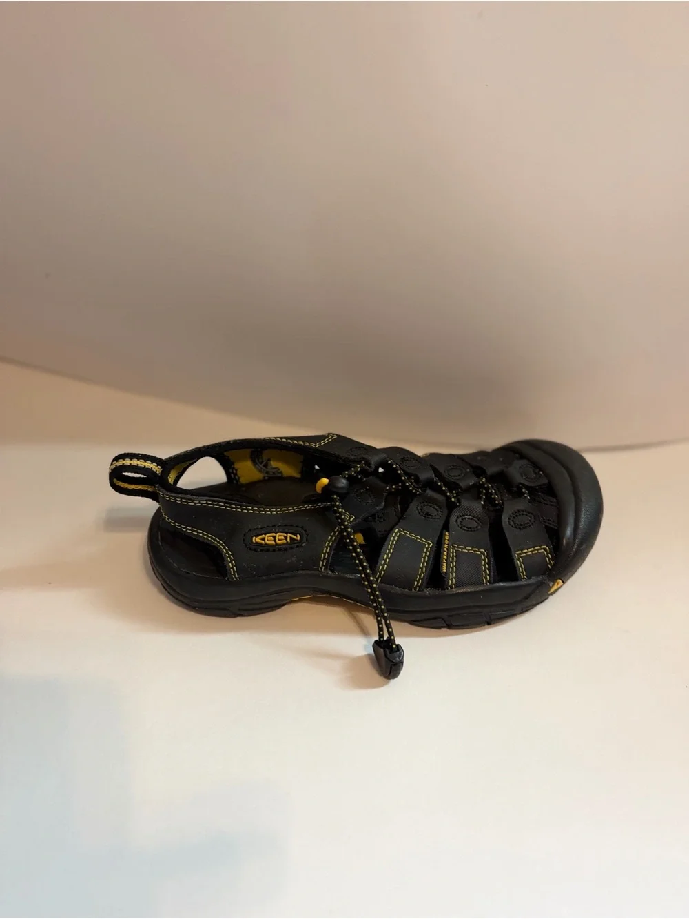 KEEN Unisex Kids SandalsBlack/Yellow Fisherman Closed Toe Drawstring